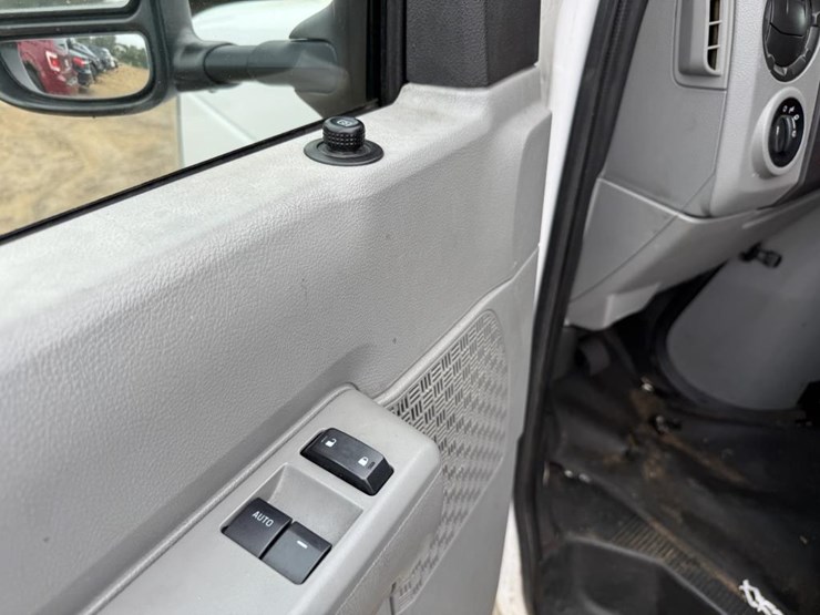 2013-ford-cargo-image-29