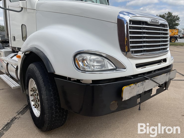 2006-freightliner-columbia-120-image-16