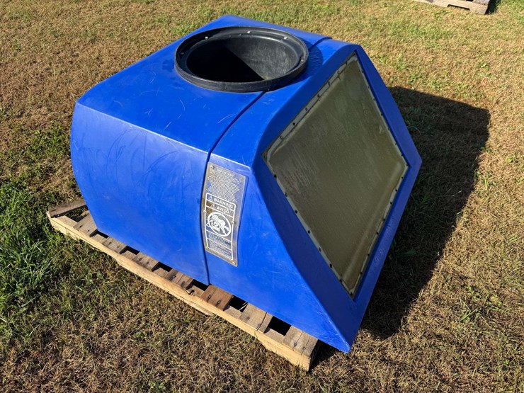 42-gallon-solar-heated-livestock-water-tank-image-1