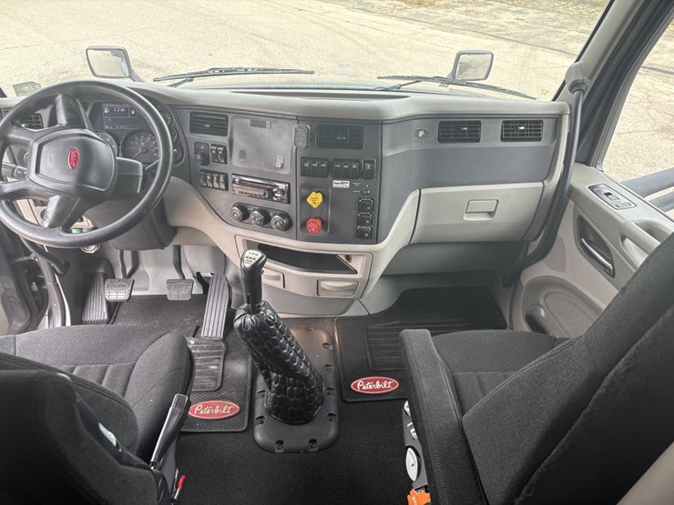 2017-peterbilt-579-image-47