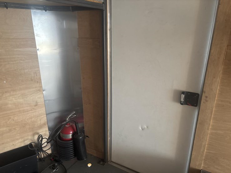 #1311-•-2015-arising-industries-approx-30'-enclosed-traile-image-31