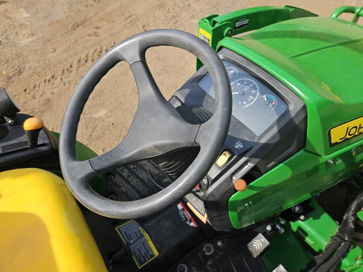 2021-john-deere-2025r-image-23