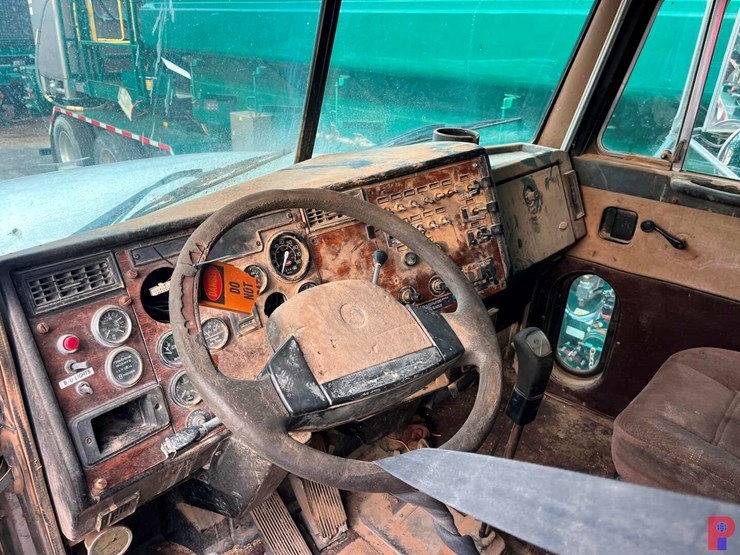 1998-peterbilt-377-image-7