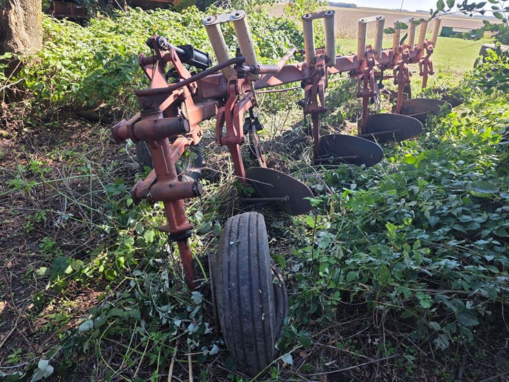 ih-720-–-5-bottom-20”-semi-mount-plow,-auto-reset,-all-wear-parts-are-good,-missing-one-coulter,-use-image-13