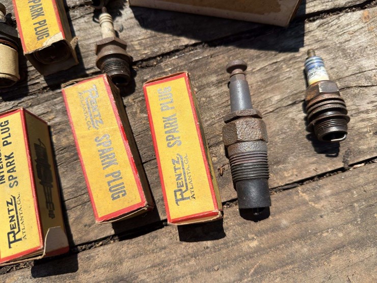 vintage-spark-plug-assortment-image-4