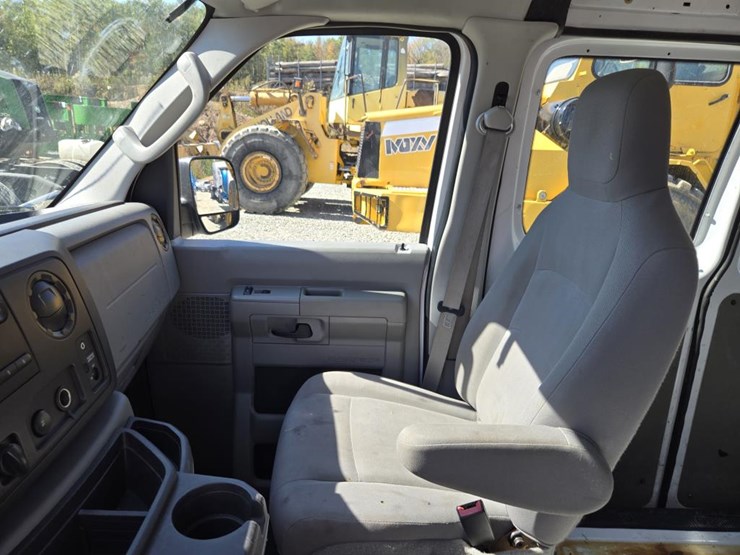 2013-ford-cargo-image-38