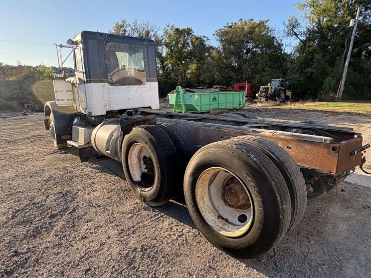 1977-peterbilt-359-image-6
