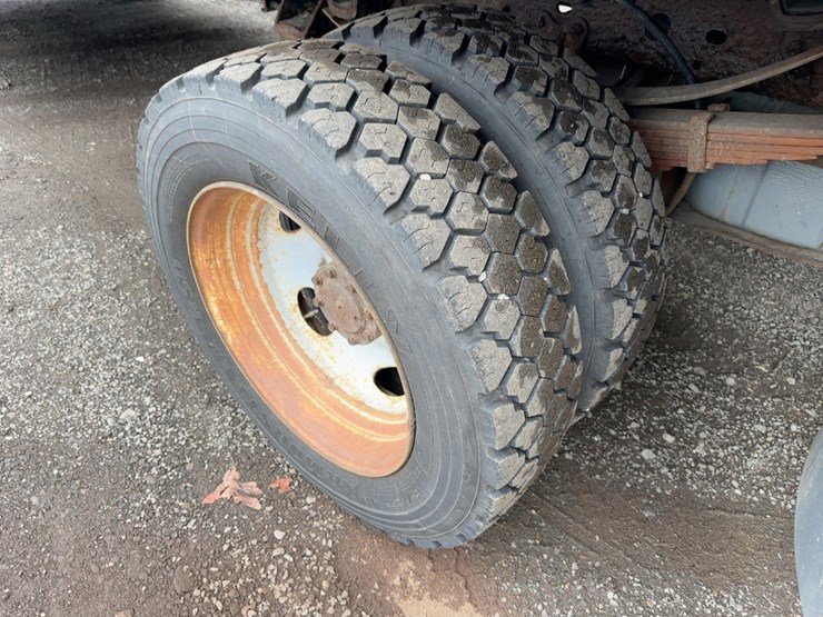 2001-ford-f550-xl-image-10