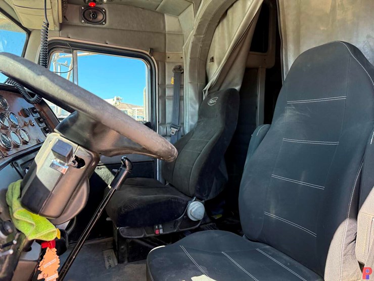 2004-peterbilt-379-image-15