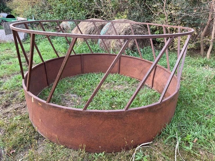 round-bale-feeder-with-skirt-image-3