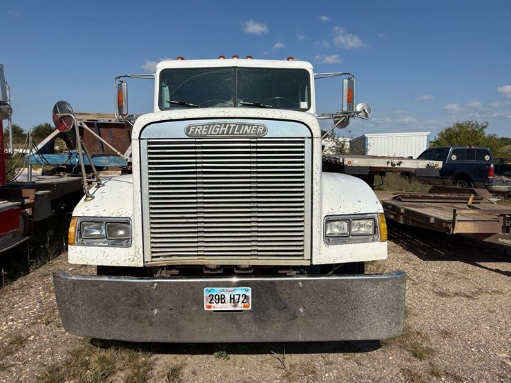 1993-freightliner-semi-tractor-with-sleeper,-shows-783,539-miles,-10-speed-transmission,-11r22.5-tir-image-4