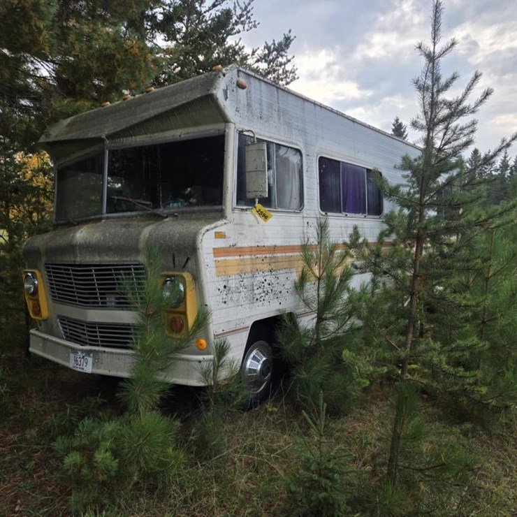 #2596 • Winnebago Motor Home