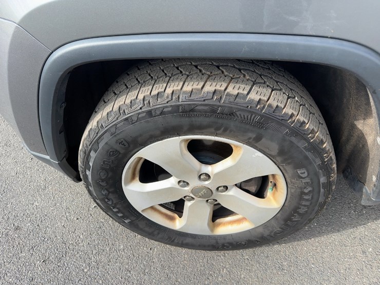 2013-jeep-grand-cherokee-laredo-image-11