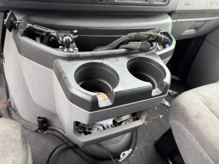 2013-ford-cargo-image-35