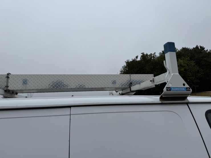 2011-ford-cargo-image-26