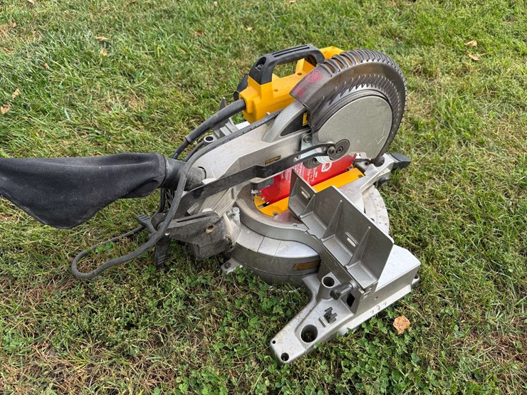 dewalt-10”-compound-mitre-saw-image-5