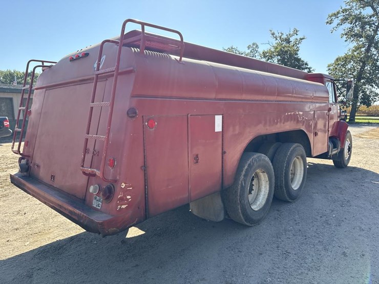 #1816-•-1989-international-1955-tanker-truck-image-5