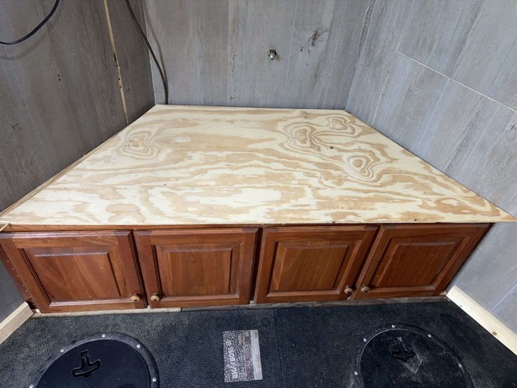 2010-18’,-(4’)-v,-single-axle,-hyd-frame,-(2)-30#-lp-tanks,-3-burner-stove,-oven,-(not-pictured),-(7-image-27