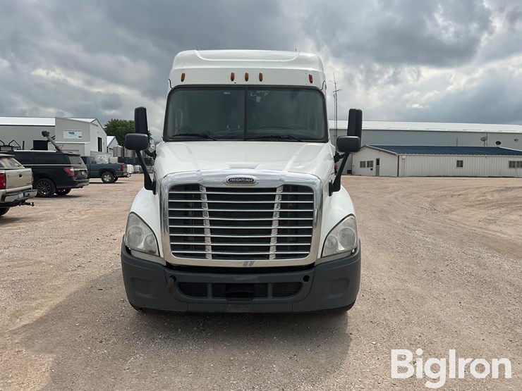2015-freightliner-cascadia-125-image-2