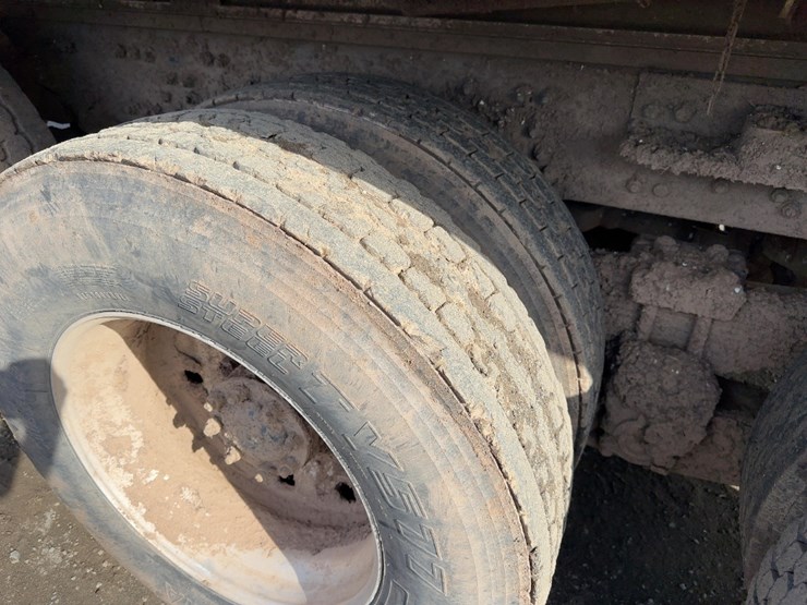 2000-freightliner-fl112-image-13