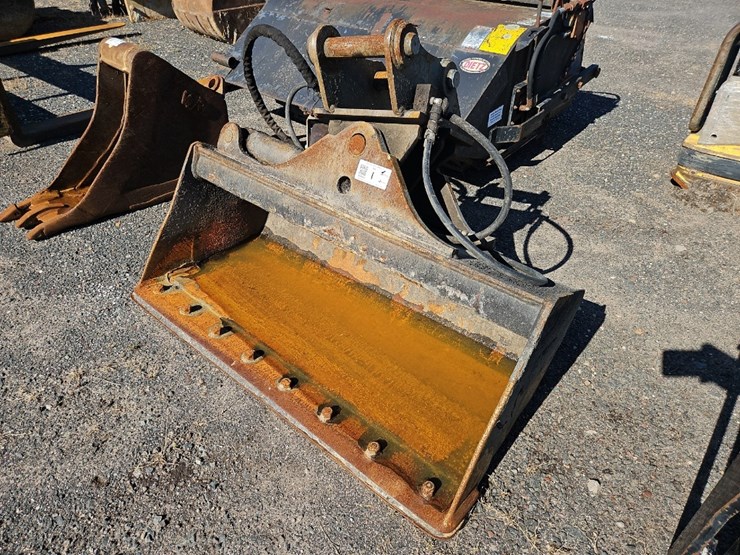wb-48"-hyd-tilting-cleanup-bucket-image-1