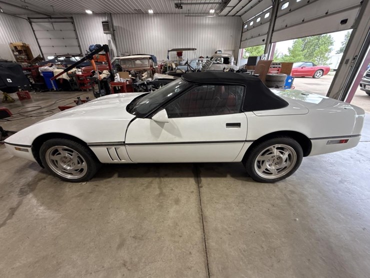 #1399-•-1990-chevrolet-corvette-convertible-car-image-2