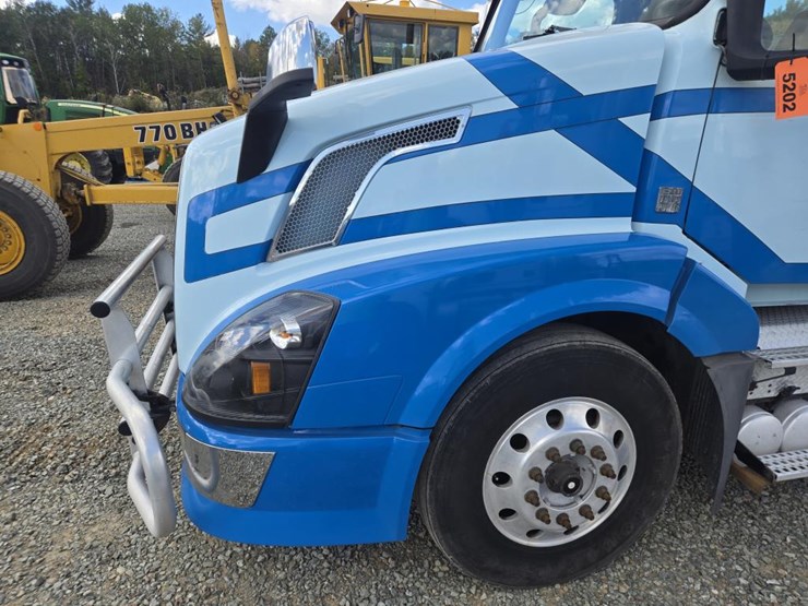 2015-volvo-10-image-9