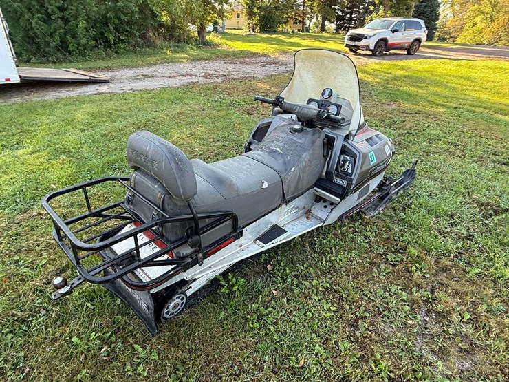 1990-polaris-indy-trail-deluxe-2-up-snowmobile,-5,944-miles,-electric-start-and-reverse,-runs-good-a-image-4