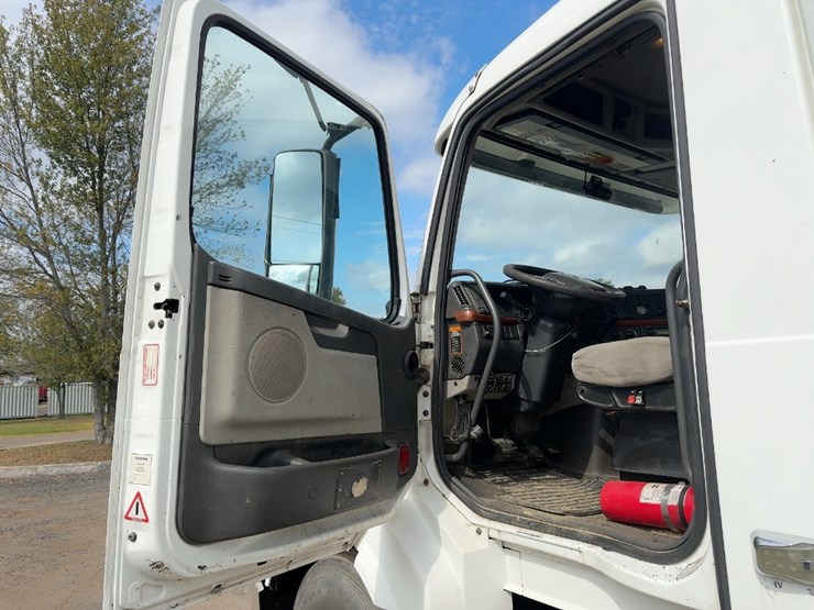 2012-volvo-vnl62t300-image-21