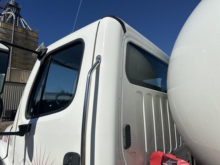 #1806-•-2013-freightliner-tanker-truck-image-12