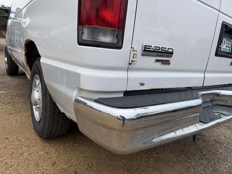 2013-ford-cargo-image-19