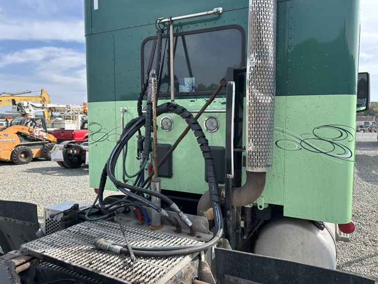 2015-peterbilt-579-image-56