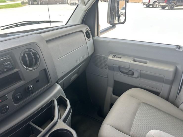 2022-ford-e350-image-32