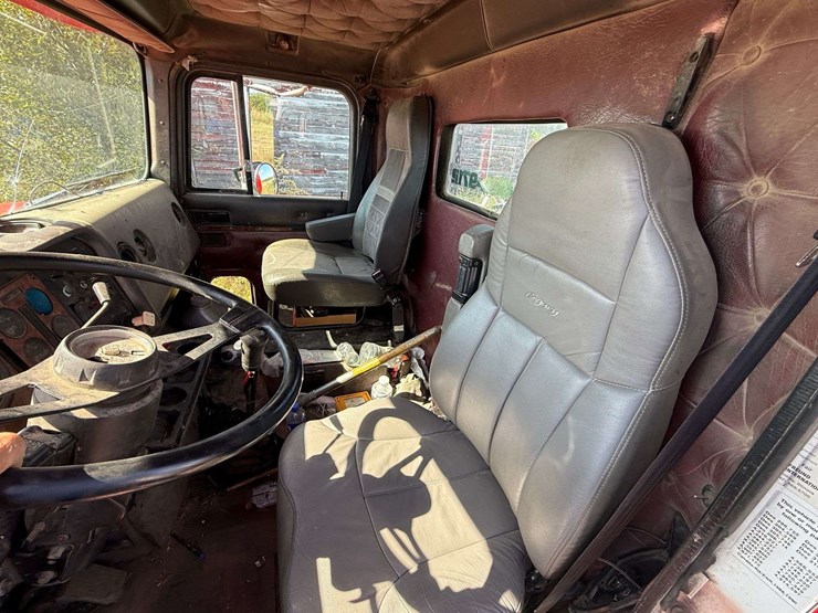1994-ih-day-cab-semi-tractor,-n14-engine,-9-speed-transmission,-shows-431,118-miles-with-an-in-frame-image-22