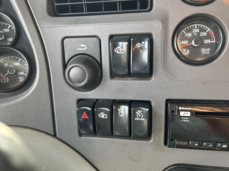 2015-peterbilt-579-image-77