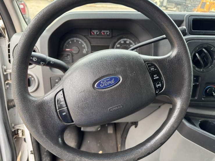 2011-ford-cargo-image-40