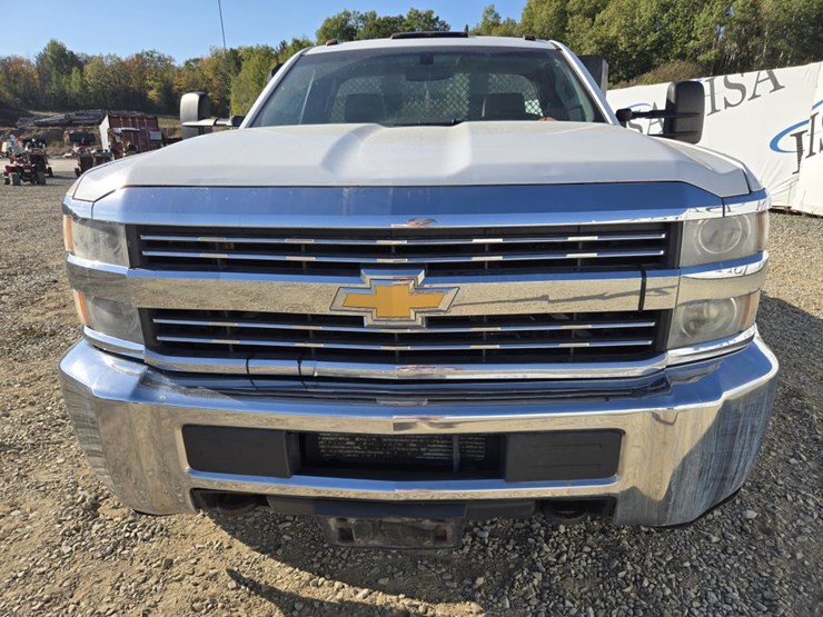 2015-chevrolet-3500-image-8
