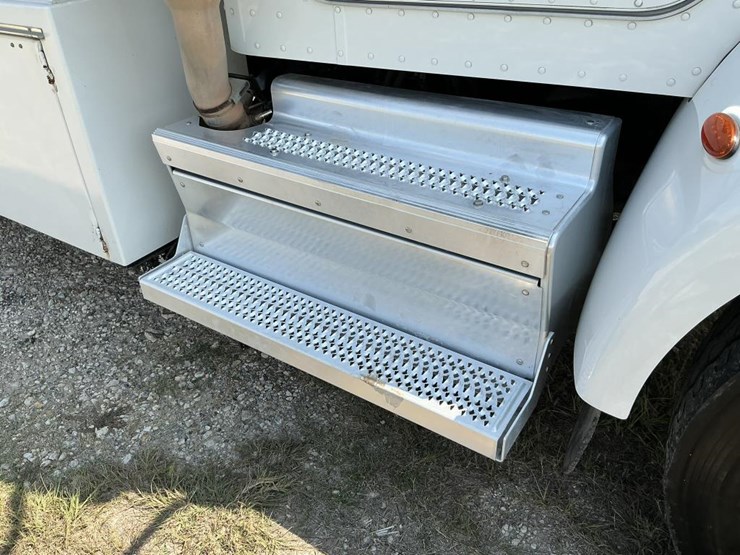 2020-peterbilt-337-image-46