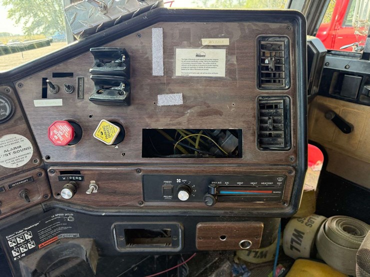 1993-freightliner-semi-tractor-with-sleeper,-shows-783,539-miles,-10-speed-transmission,-11r22.5-tir-image-14