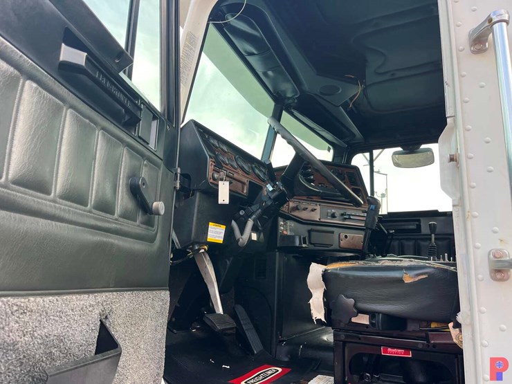 2006-freightliner-fld120-image-11