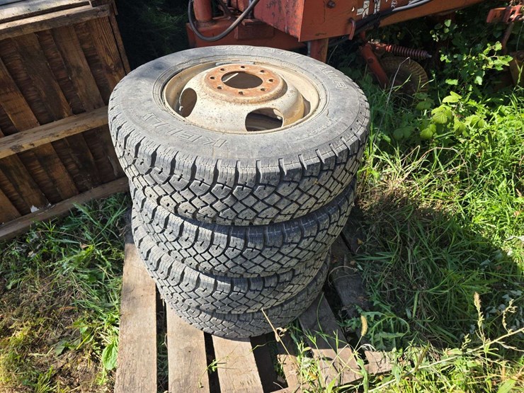 (4)-8.75r16.5-tires-on-dually-rims,-good-tread,-some-sidewall-cracks-image-10