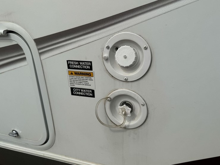 #2285-•-2010-keystone-bullet-250rks-camper-image-21