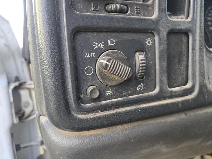 2005-chevrolet-3500-image-40
