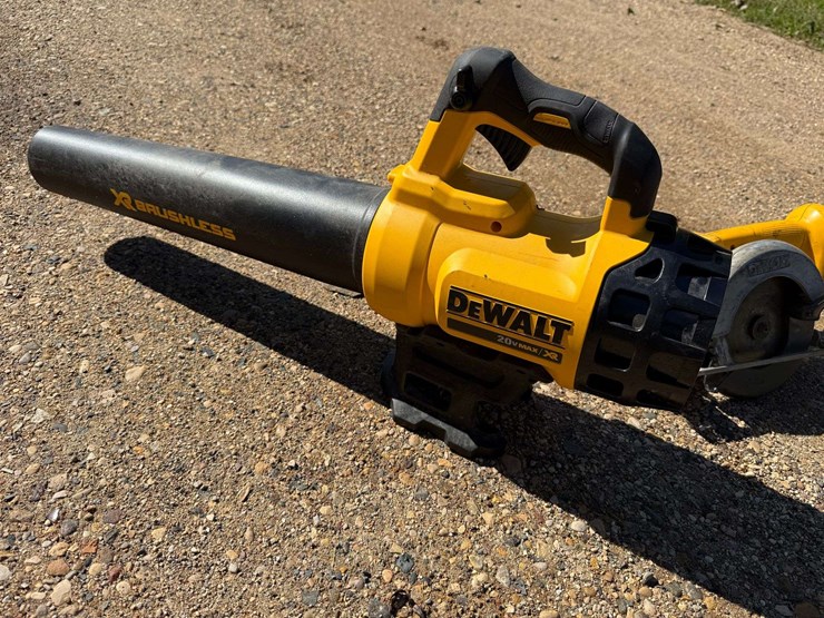 dewalt-20v-leaf-blower-and-dewalt-18v-6-½”-circular-saw,-no-batteries,-both-work-image-5