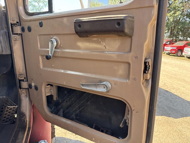 #1815-•-1985-international-1954-cab-and-chassis-image-38