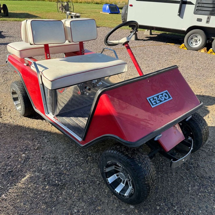 E-Z Go 2 Stroke Golf Cart, Runs and Drives, Oil Injector Does Not Work so you Have to Mix the Gas