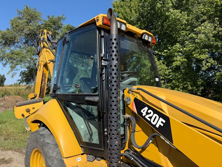 2014-caterpillar-420f-image-17