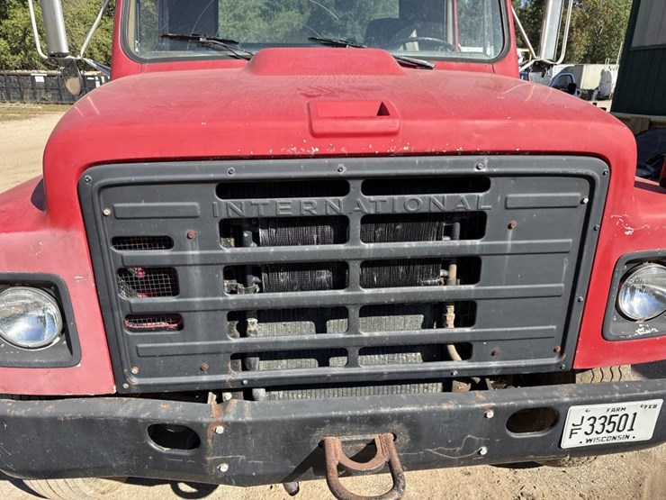 #1815-•-1985-international-1954-cab-and-chassis-image-9