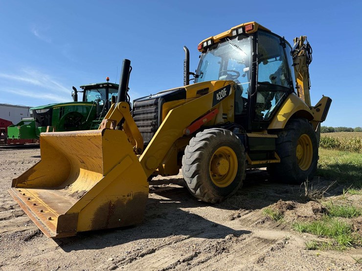 2014-caterpillar-420f-image-8