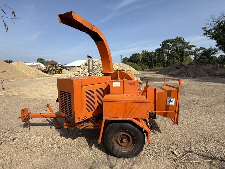 #1233-•-towable-wood-chipper-image-2